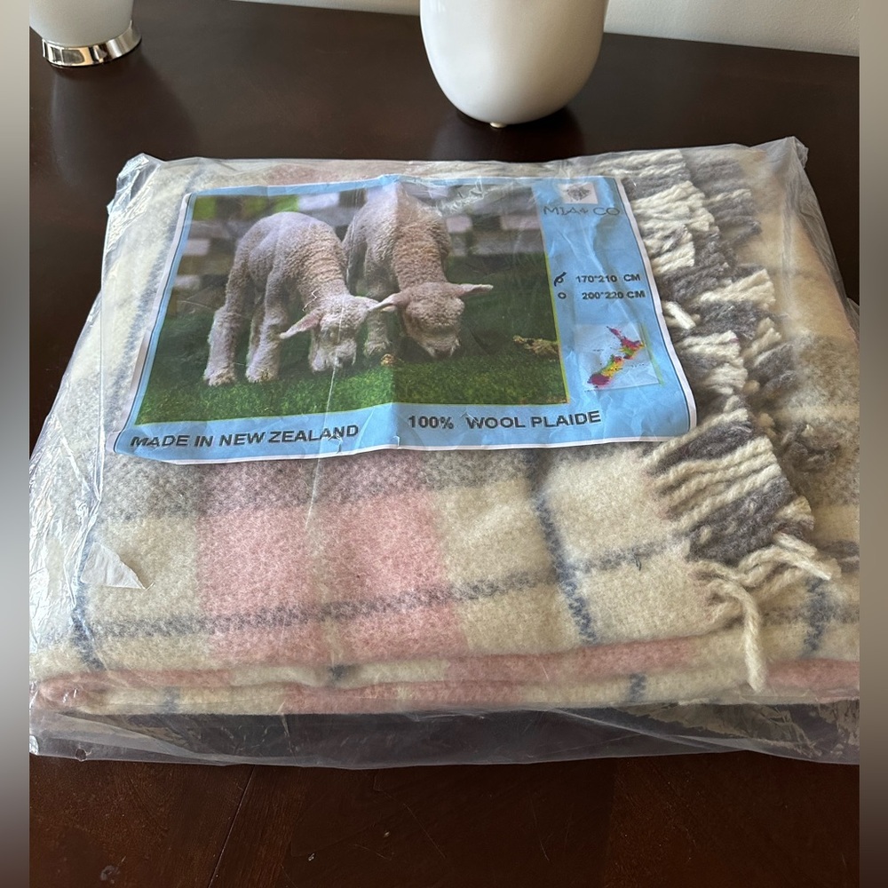 New Blanket made in New Zealand 100% wool plaide.Super warm and cozy.170cm/210cm